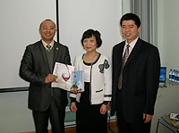 Ms. Au Yuet Ching, Director of Alumni Affairs presents souvenir to the delegation